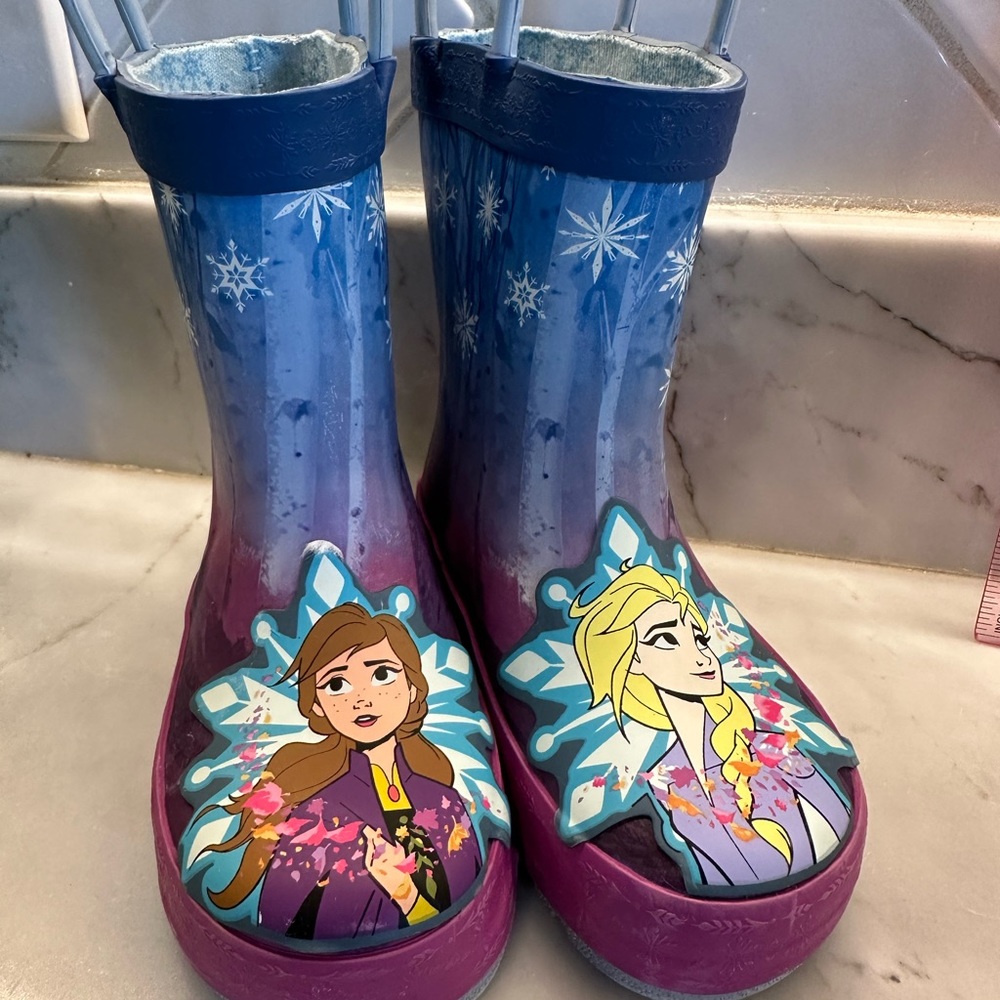 Child size 7 Frozen rain boots.
